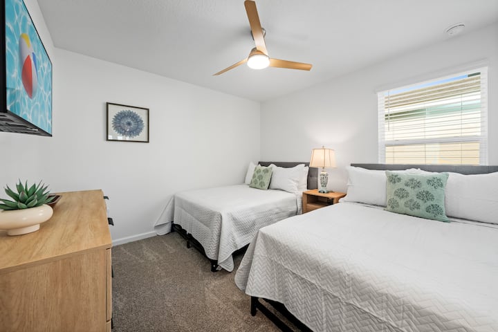 Pumzika katika vitanda maridadi, vyenye ubora wa juu baada ya siku iliyojaa furaha kwenye bustani.