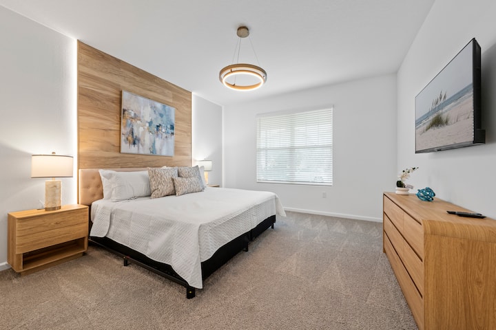 Pumzika katika vitanda maridadi, vyenye ubora wa juu baada ya siku iliyojaa furaha kwenye bustani.