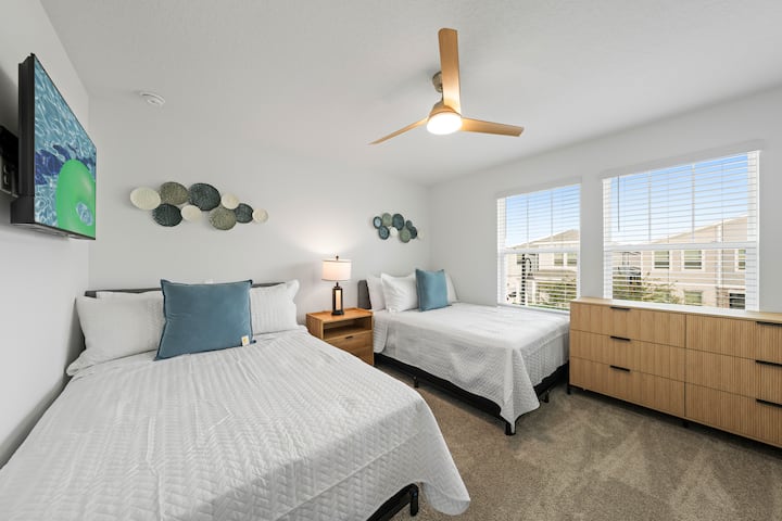 Kila chumba cha kulala kina runinga yake kwa ajili ya urahisi na starehe yako.