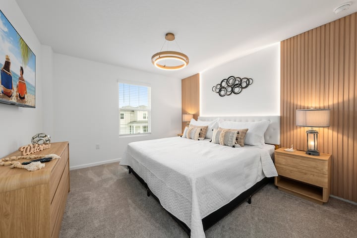 Pumzika katika vitanda maridadi, vyenye ubora wa juu baada ya siku iliyojaa furaha kwenye bustani.