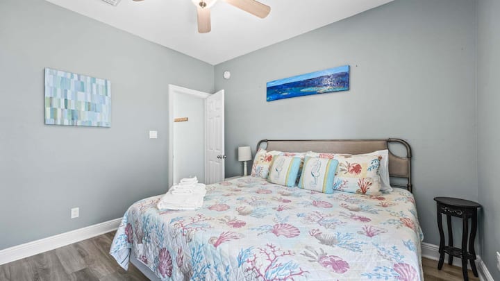 Chumba cha kulala cha 1 - Kitanda cha Malkia. Kabati na Runinga.