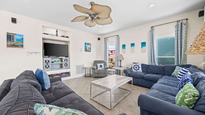 Sebule angavu, iliyohamasishwa na mandhari ya ufukweni yenye mapambo ya rangi na mwanga wa asili. Sofa ya kulala imejumuishwa kwa ajili ya sehemu ya ziada ya kulala.