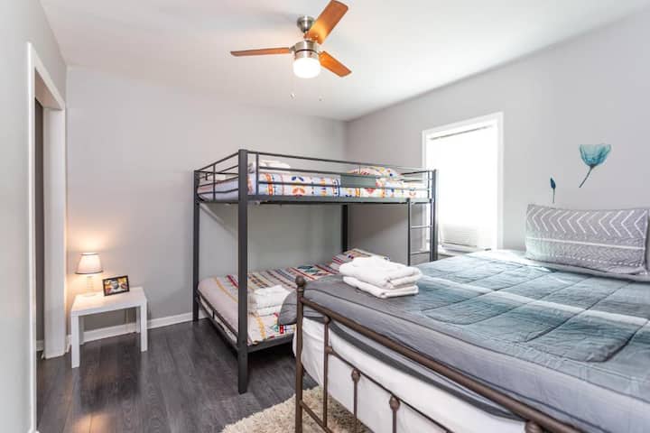 საძინებელი 3: ორსართულიანი საწოლი და 152×203 სმ‑იანი საწოლი