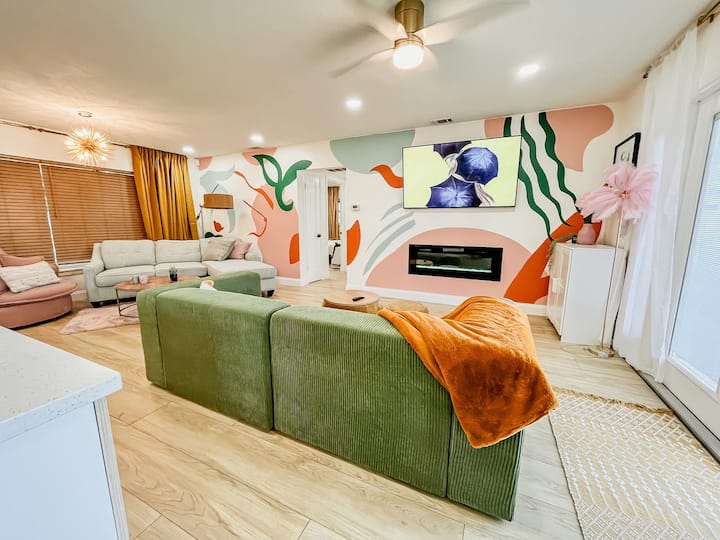Fun, Funky, Fire Pit, Pool! 4 Miles To Beach - Clearwater, FL