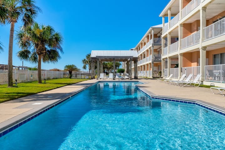 Affordable Gulf Front Condo With Pool Access - Dauphin Island, AL