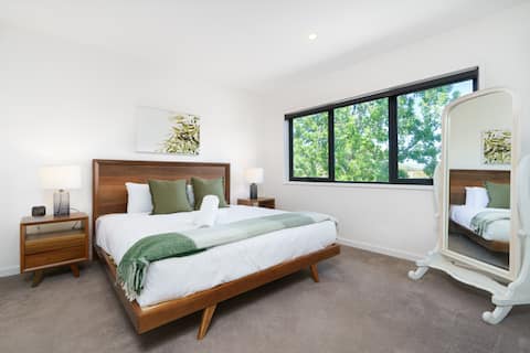 Top Airbnb: Stylish 3BR Home Near Woden, Hospital and Buzz Hub in Woden Valley
