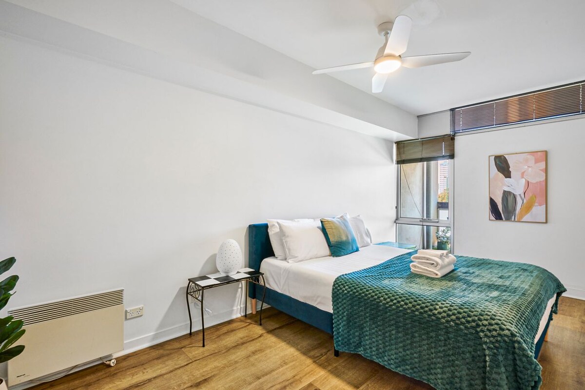 Spavaća soba u kojoj vlada mir s mekanim krevetom i mekom posteljinom