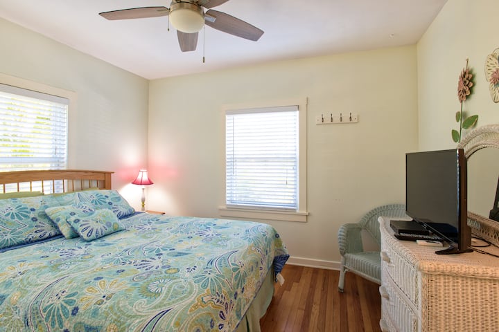 تحتوي غرفة النوم الرئيسية على تلفزيون