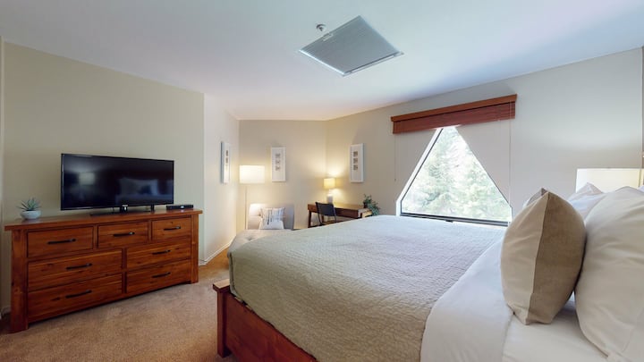 Pumzika kwa urahisi katika mapumziko haya yenye utulivu yenye mashuka yenye starehe na starehe ya A/C.