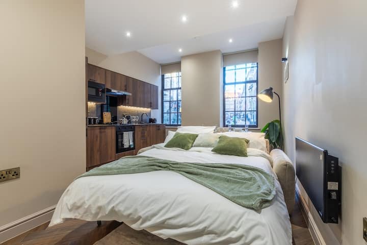Leeds City Studio W/ Parking | 8 Mins To Station! - Leeds