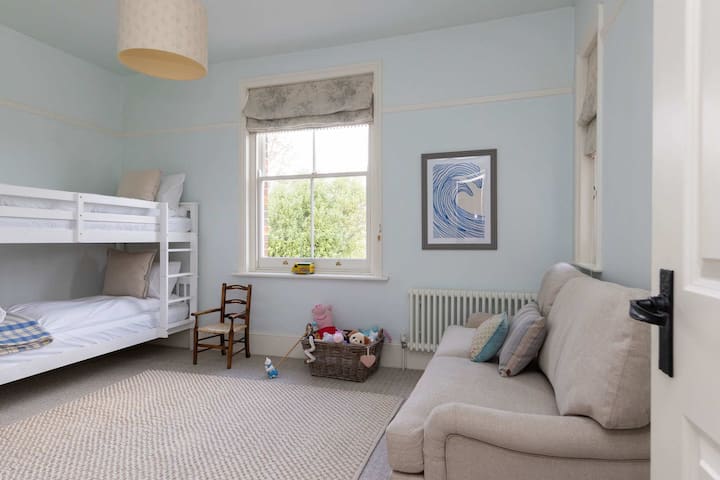 Barnsovrum med våningssängar och bäddsoffa