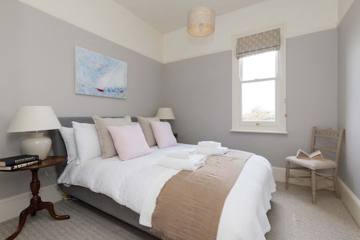 Bekvämt sovrum med dubbelsäng
