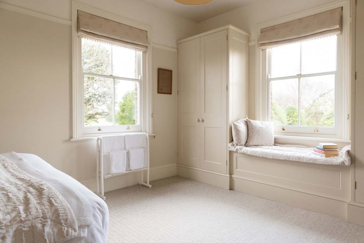 Vackert sovrum med fönsterplats