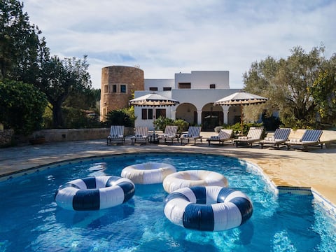 Top Airbnb: Stylish 5 Bedroom Villa with Pool & Sunset Terrace in Santa Eulària Des Riu