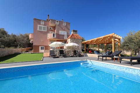 Successful Airbnb property: Apartment Luma – Large Family Apartment in Općina Pašman
