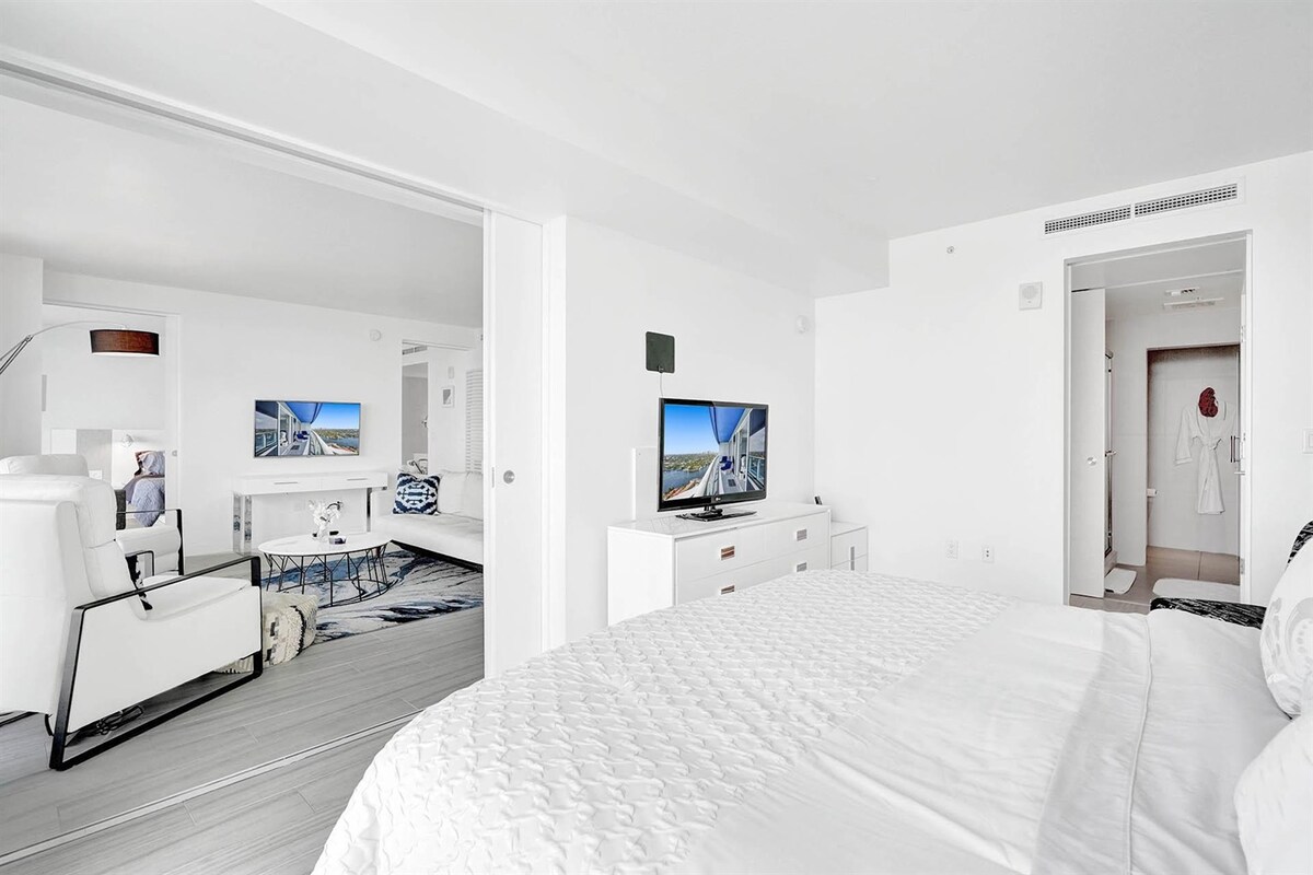 Segundo dormitorio luminoso con cama King, Smart TV y mucho espacio para desempacar.