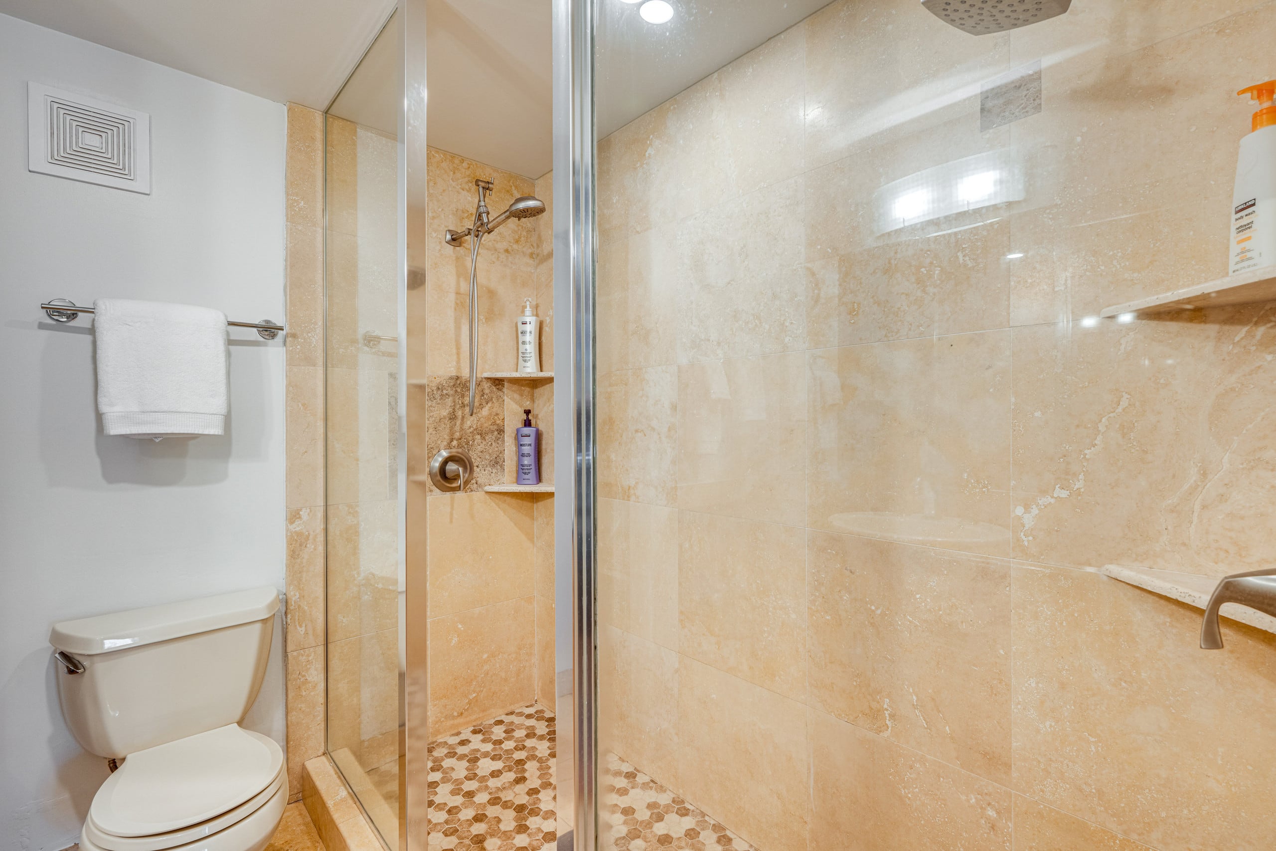 Townhouse in Lahaina · ★5.0 · 2 bedrooms · 4 beds · 2.5 private baths - Image 23