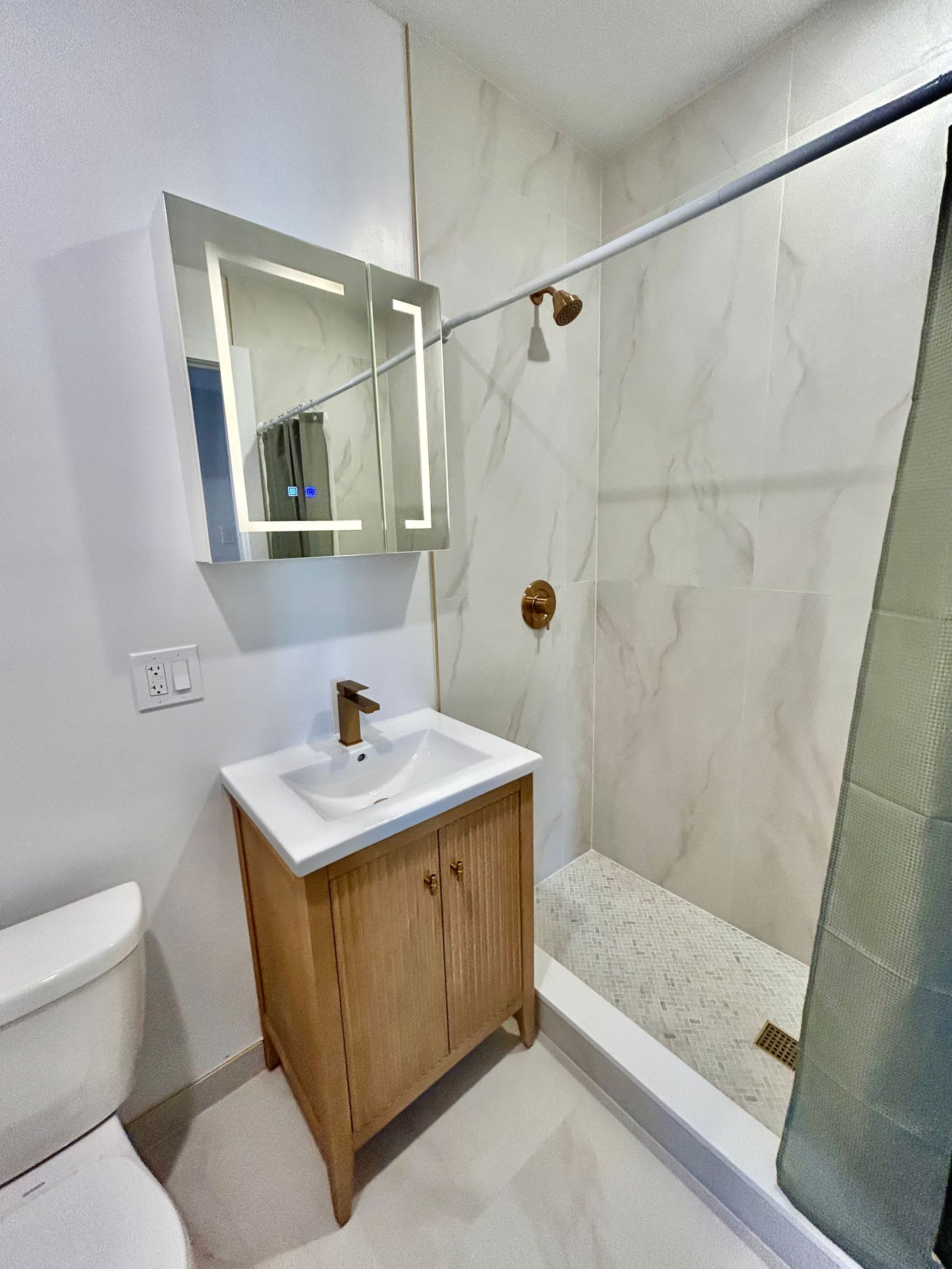 005- Updated Spacious Apartment with Vintage Charm - Photo 17