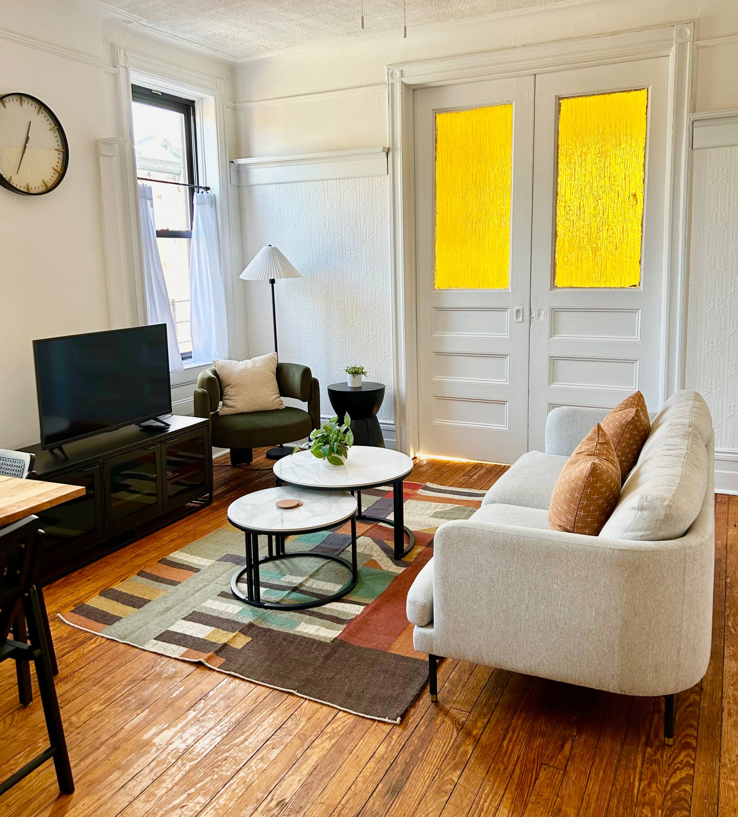 005- Updated Spacious Apartment with Vintage Charm - Photo 3