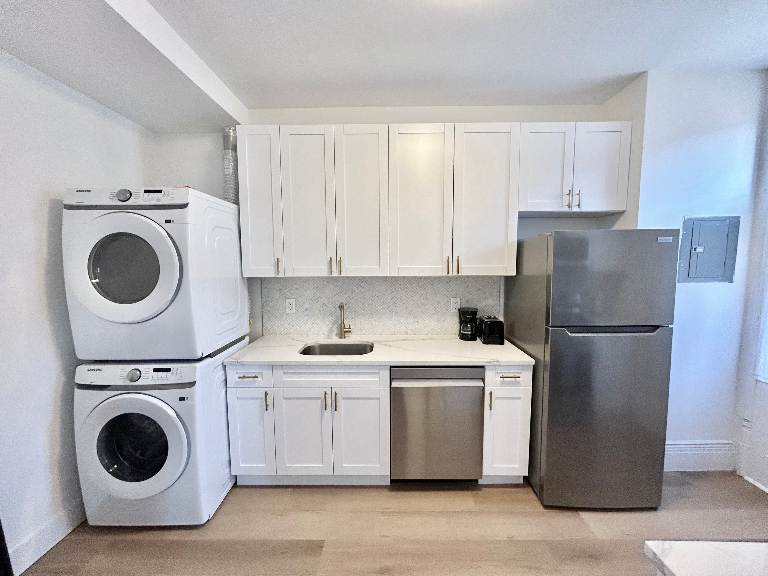 005- Updated Spacious Apartment with Vintage Charm - Photo 10