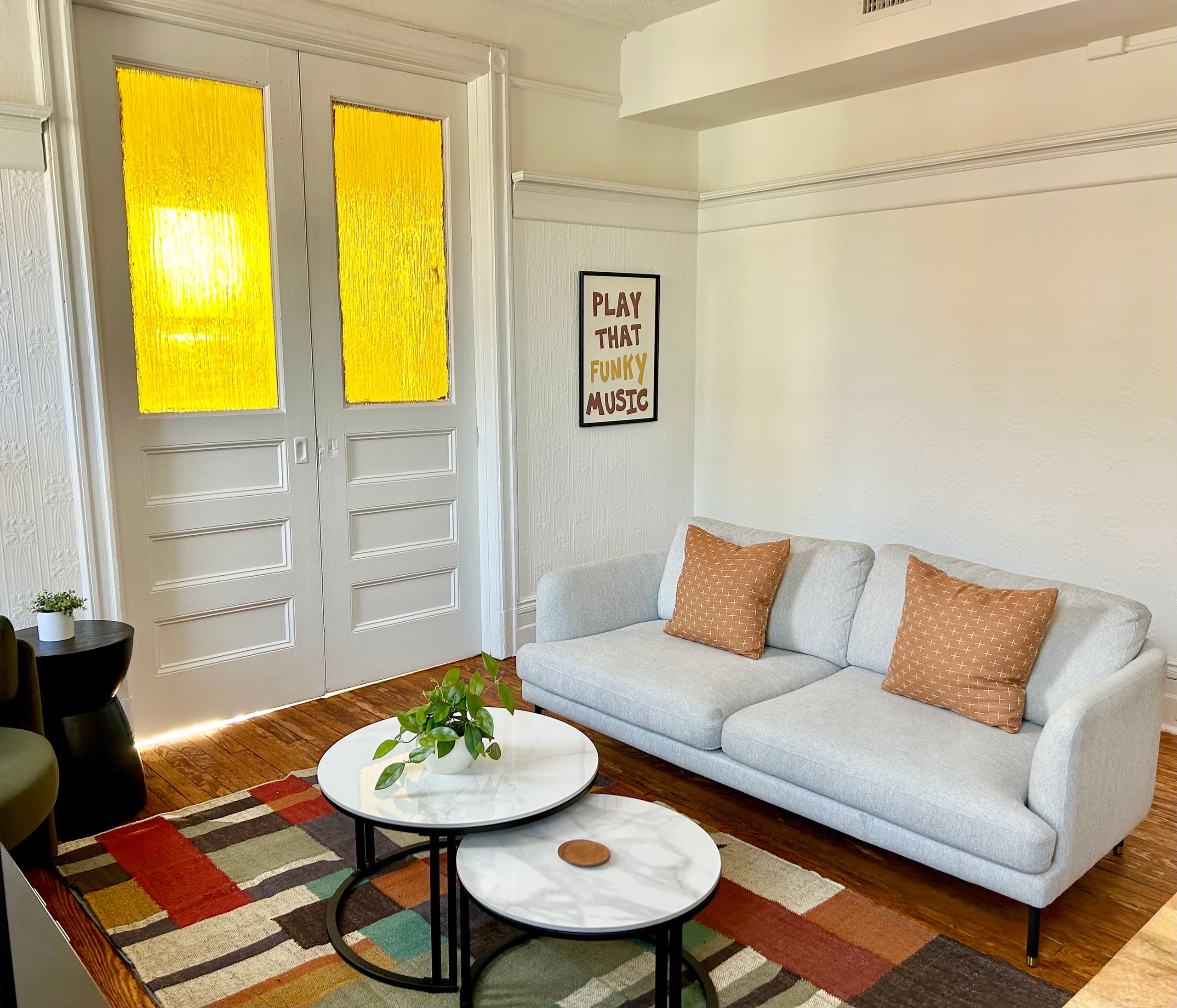 005- Updated Spacious Apartment with Vintage Charm - Photo 4