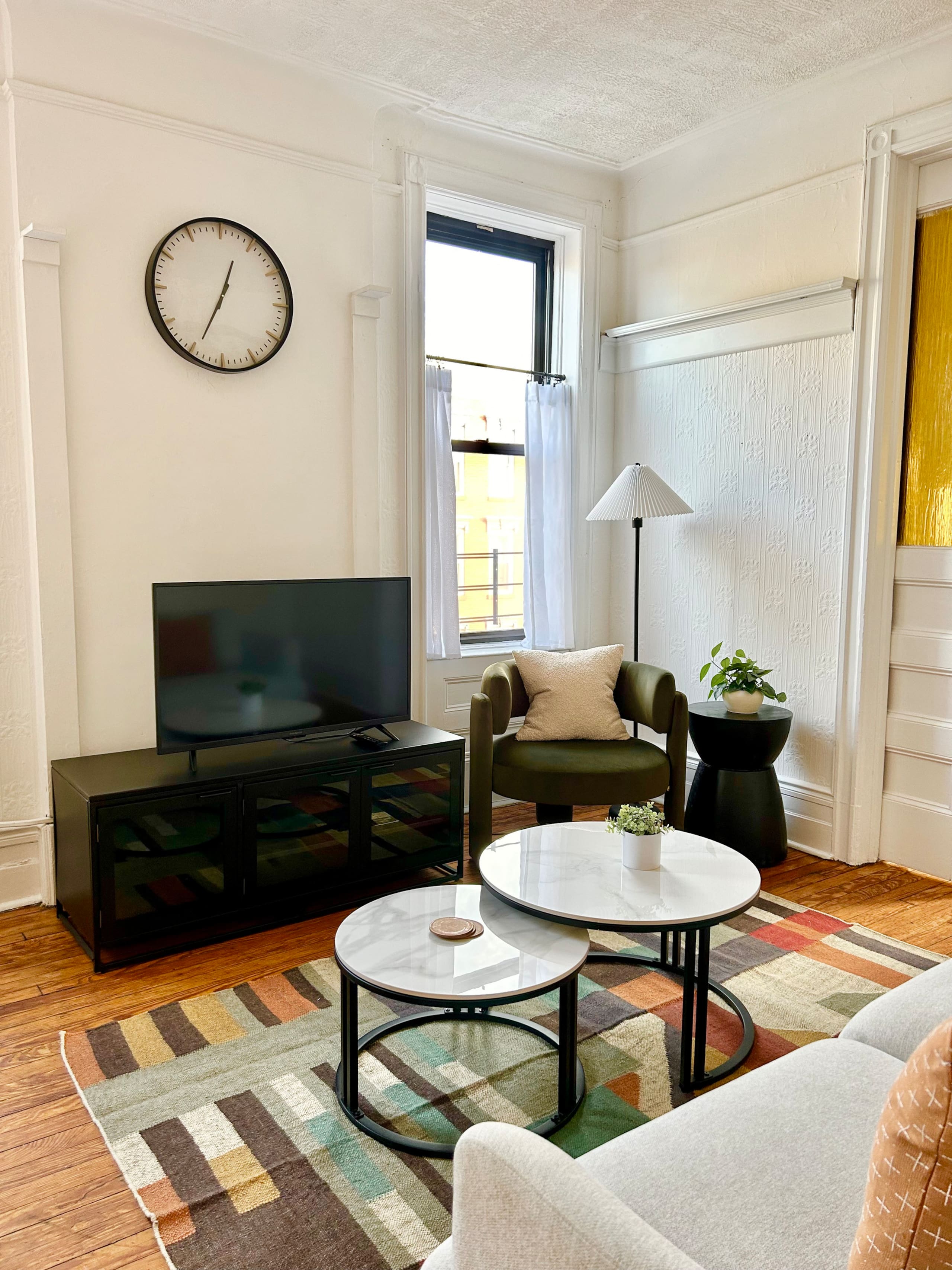 005- Updated Spacious Apartment with Vintage Charm - Photo 5