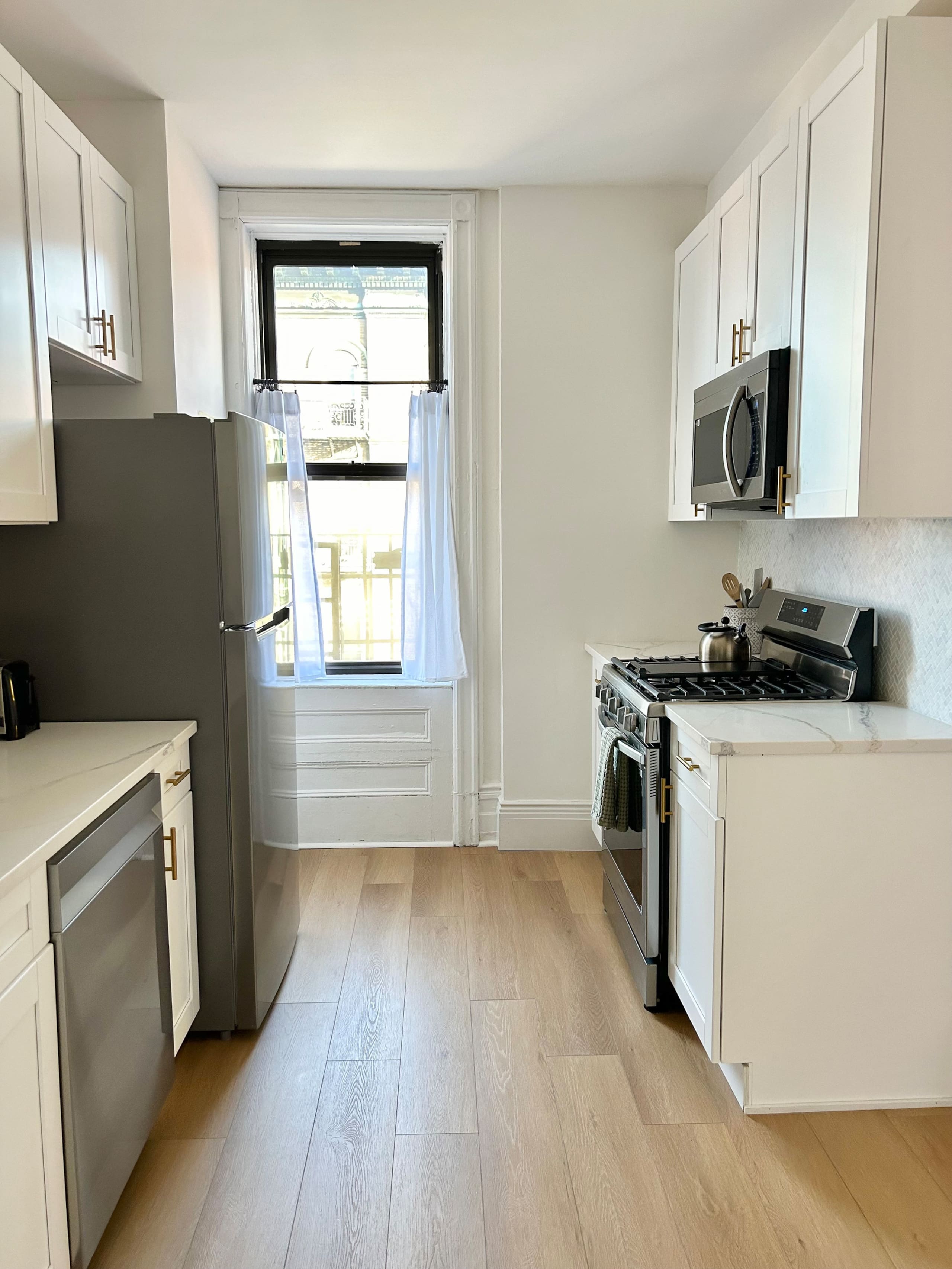 005- Updated Spacious Apartment with Vintage Charm - Photo 8