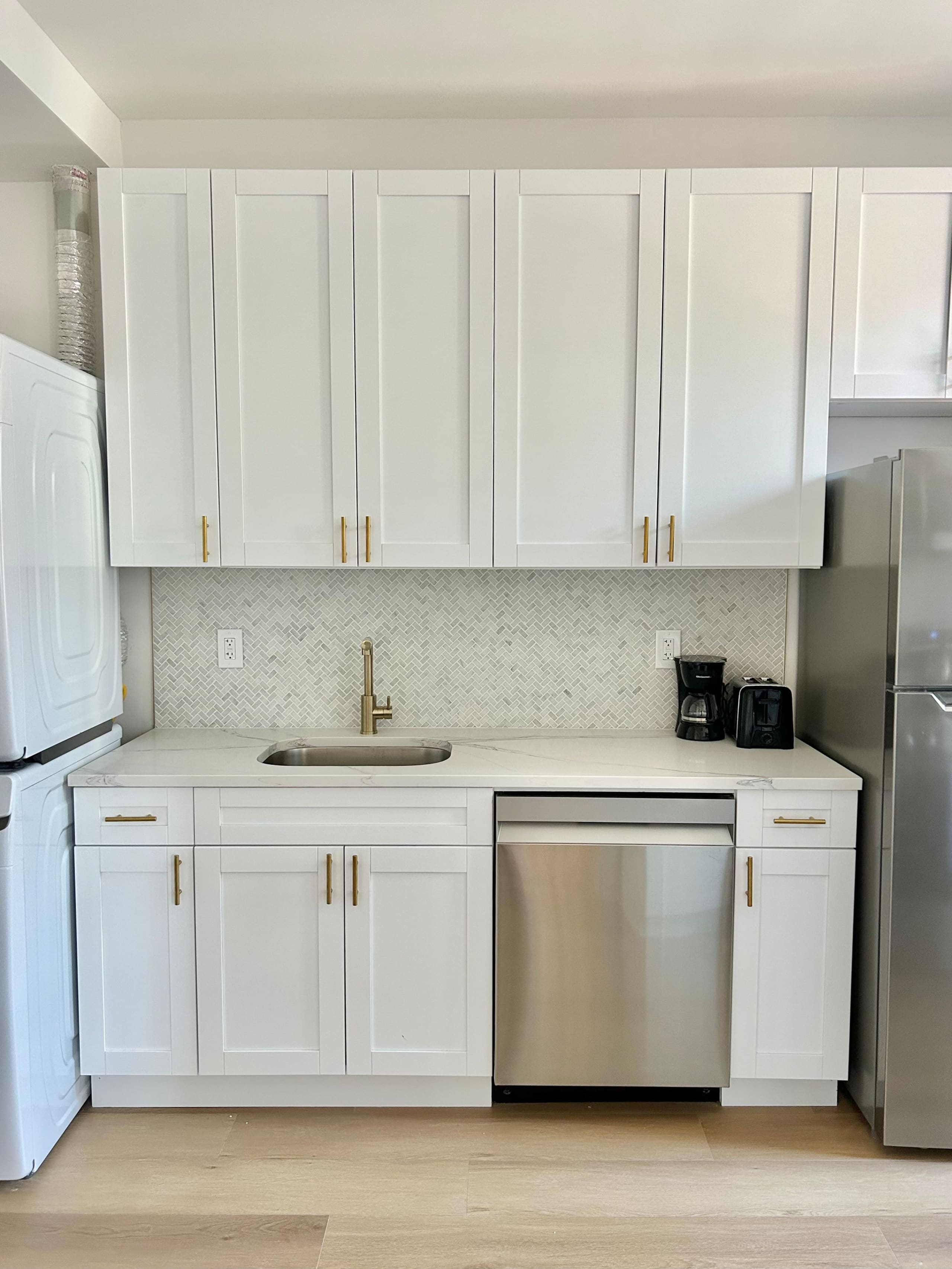 005- Updated Spacious Apartment with Vintage Charm - Photo 2