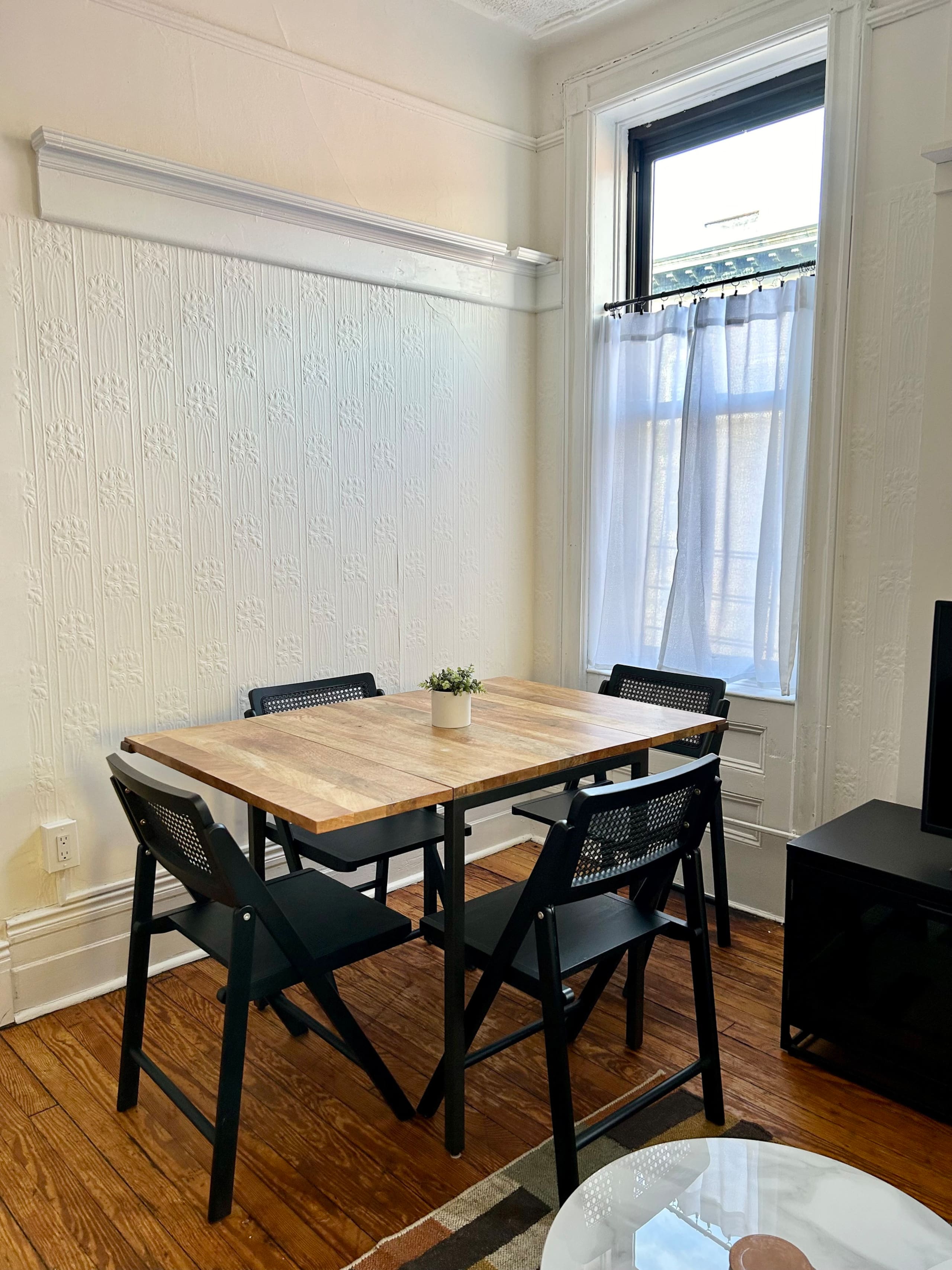 005- Updated Spacious Apartment with Vintage Charm - Photo 7