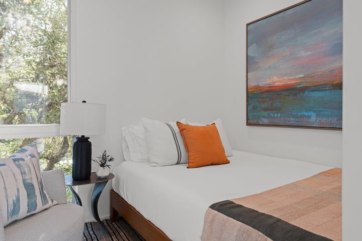 Chumba cha kulala cha 3 kina kitanda cha mapacha na runinga.