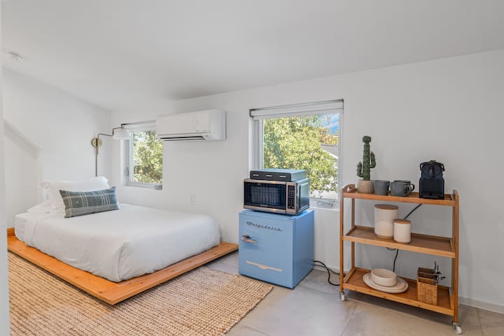 Picha ya karibu ya eneo la kitanda na vistawishi.