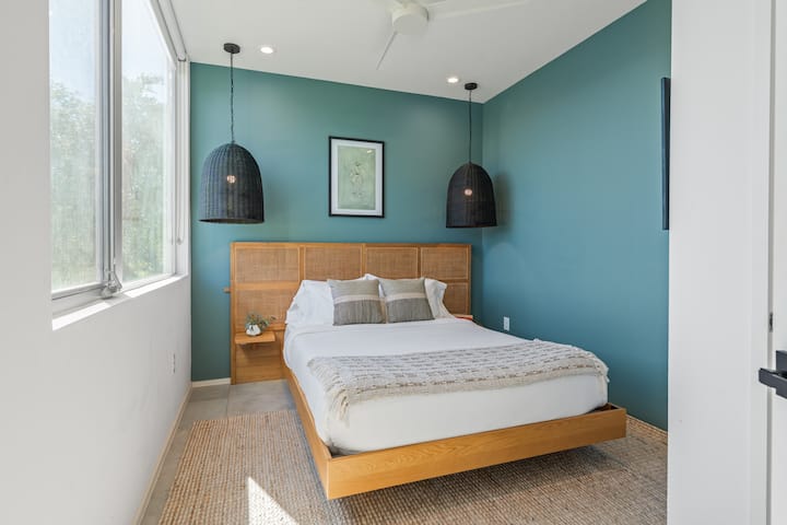 Chumba cha 2 cha kulala kina kitanda aina ya queen.