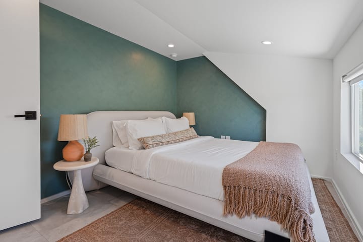 Chumba cha 2 cha kulala kina kitanda aina ya queen.