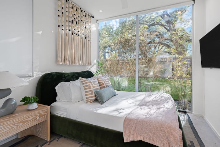 Chumba cha 2 cha kulala kina kitanda aina ya queen.