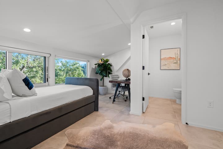 Chumba cha kulala cha roshani kina kitanda cha mapacha na kitanda cha kukunjwa na choo na bafu lililoambatanishwa.