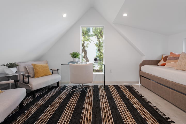 Chumba cha ziada chenye kitanda cha mapacha, eneo maalum la kufanyia kazi na viti vya kustarehesha.