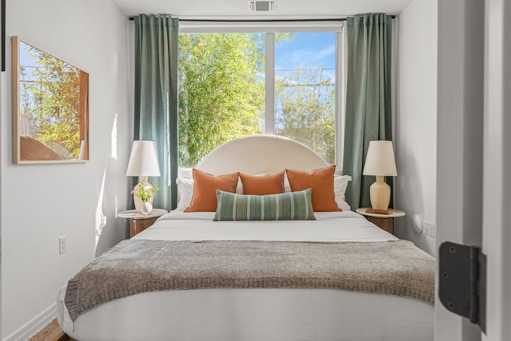 Chumba cha kulala cha msingi kina kitanda aina ya king.