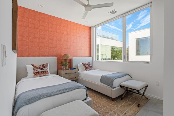 Chumba cha kulala cha 3 kina vitanda viwili vya mapacha.