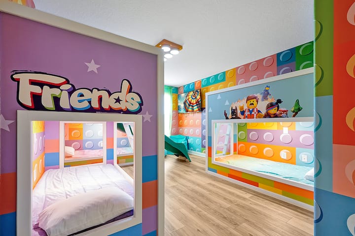 Chambre superposée lumineuse et colorée conçue pour l'amitié et le plaisir dans le thème créatif Lego.
