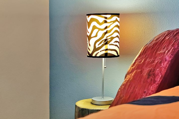 Cette lampe originale à imprimé animal ajoute une touche amusante et chaleureuse à votre espace de sommeil préhistorique.