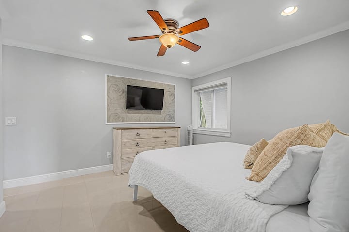 ห้องนอนใหญ่ชั้นแรก