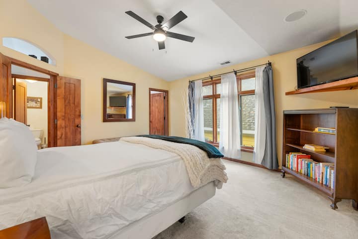 Slnečná spálňa s TV, vlastnou kúpeľňou, stropným ventilátorom a plnou knižnicou