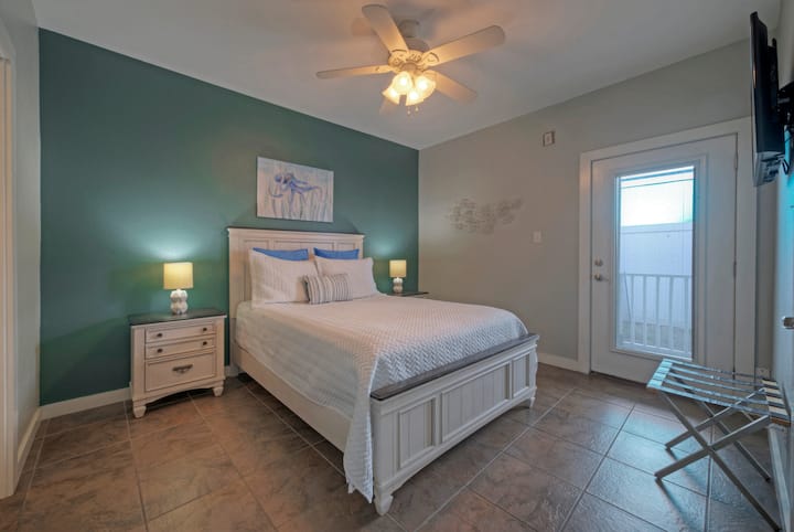 El dormitorio 2 cuenta con una cama tamaño queen, TV y un baño privado.