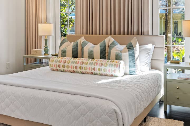 Dhoma e gjumit #1 ka një krevat dopio "king", televizor inteligjent dhe suitë.