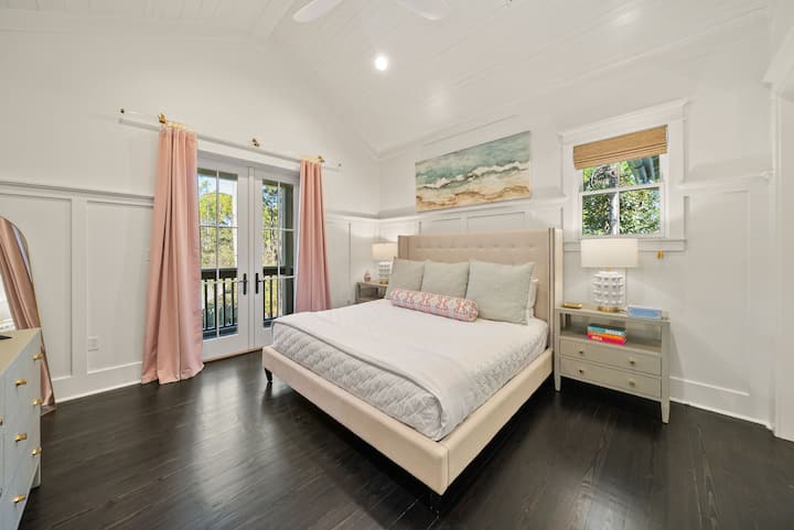 Dhoma e gjumit nr. 2 ka një krevat dopio "king", televizor inteligjent dhe banjë brenda dhomës.