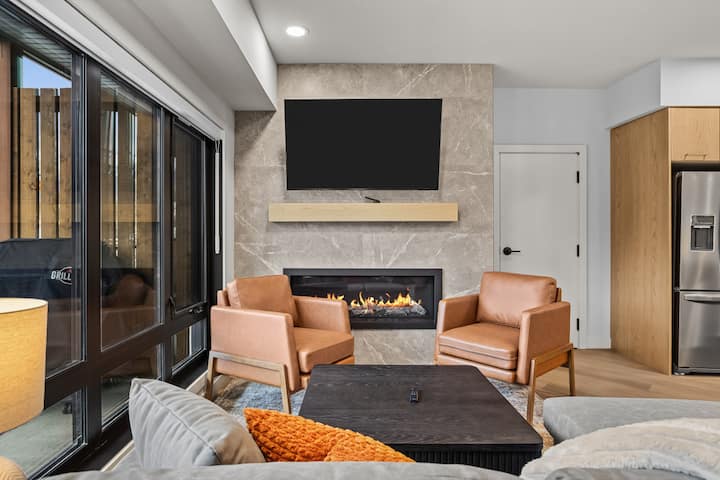 180° Mountain Views| Pool & Hot Tub |Modern 2 Bed - Canmore