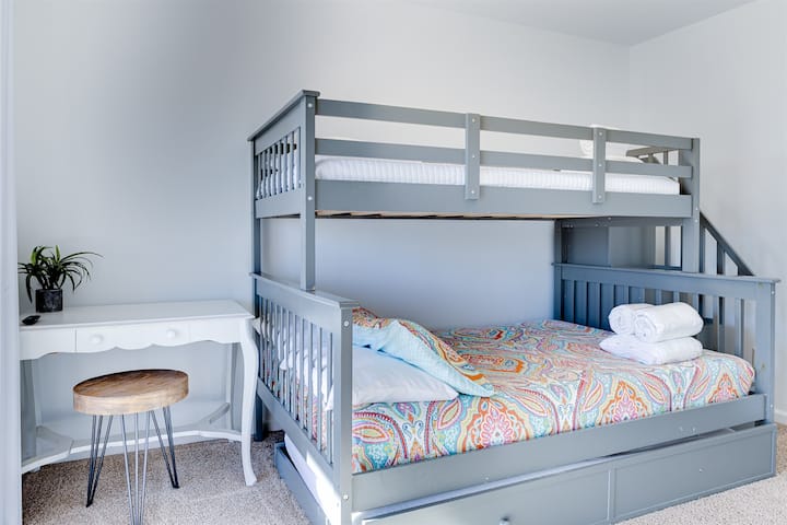 חדר קומותיים ידידותי לילדים עם שפע של מקום למשחק: נוח, בטוח ומושלם לקטנים