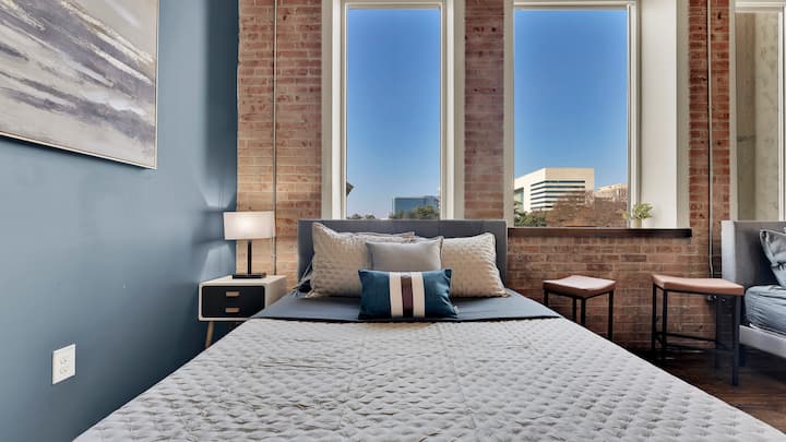 开放式阁楼卧室配有舒适的标准双人床，自然光线充足。