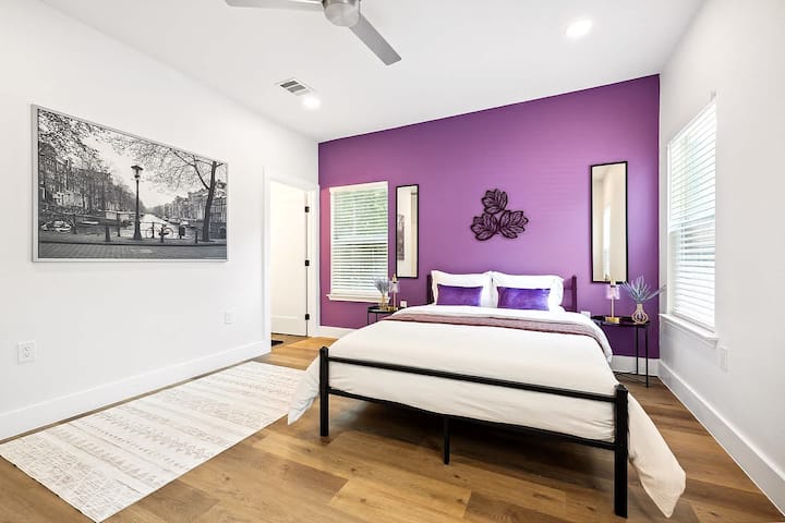 Опуштете се во оваа удобна, убаво уредена спална соба со плишан кревет, мека постелнина и смирувачки виолетови детали. Природната светлина, елегантниот декор и внимателно одбраните детали создаваат мирно прибежиште совршено за спокојни ноќи и освежувачки утра.