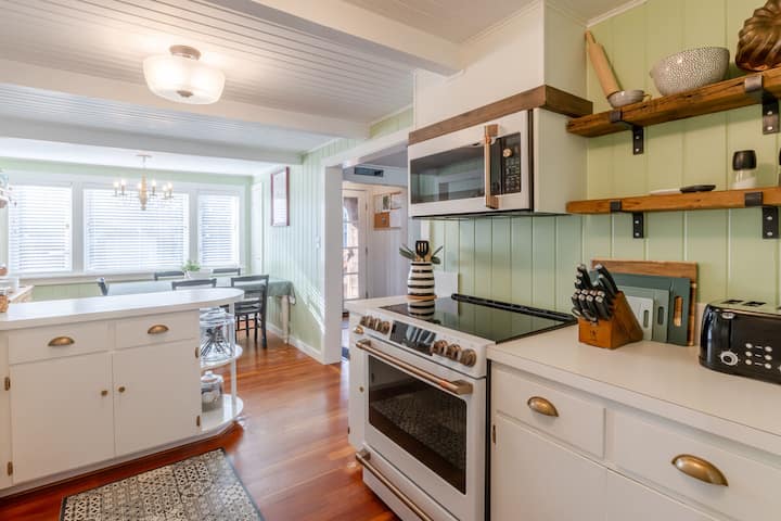 Historic Cottage With Elevated Comfort - Seaside, OR